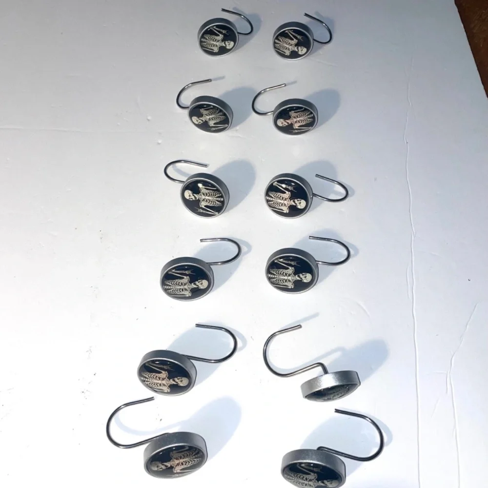 NWOT Bathroom Halloweeen Decoeation 12 Pieces Half Skeleton Shower Curtain Hooks